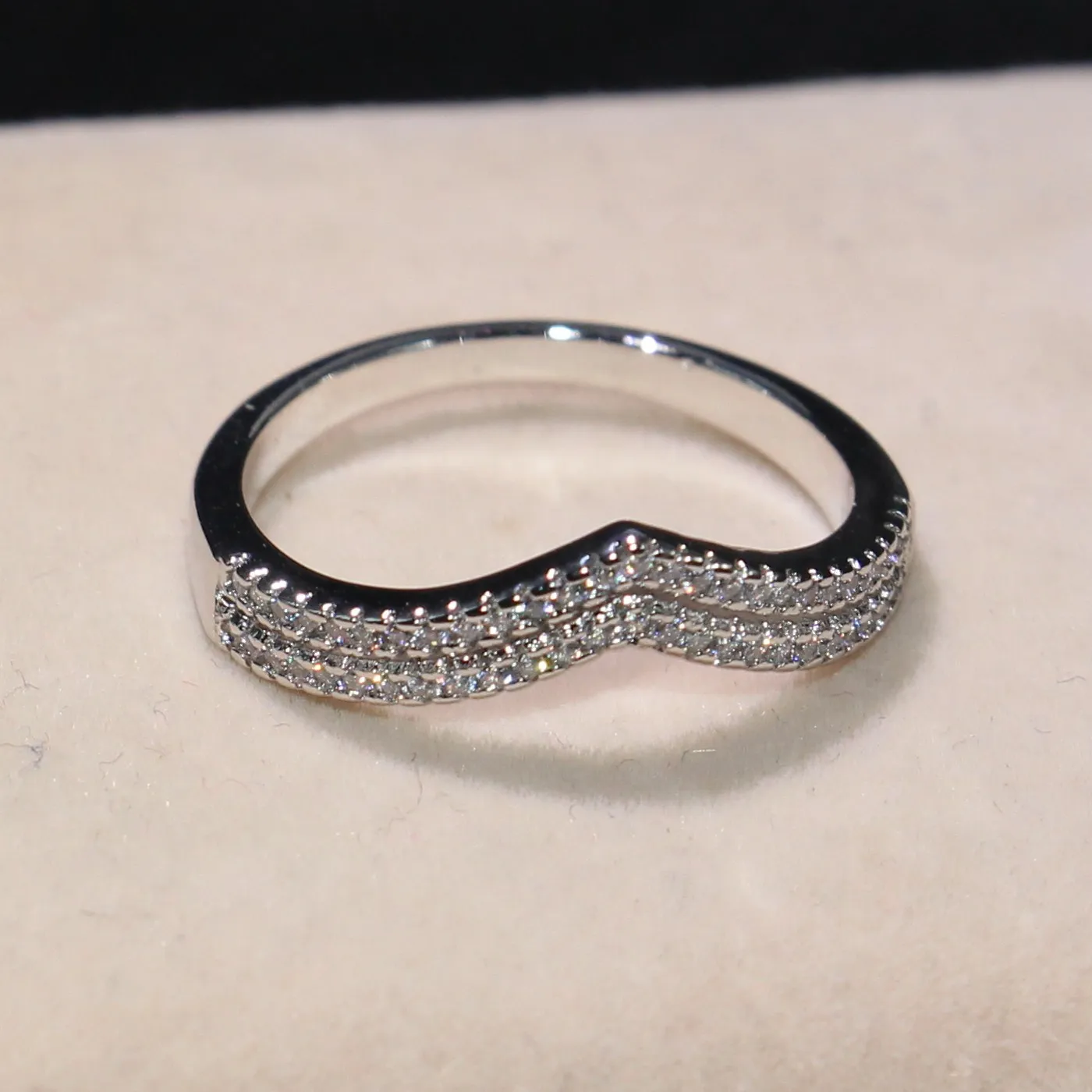 Dubbele V-stijl Leuke luxe sieraden 925 sterling zilver Pave witte saffier CZ Diamond Party nieuwe vrouwelijke trouwring voor Lover9127178
