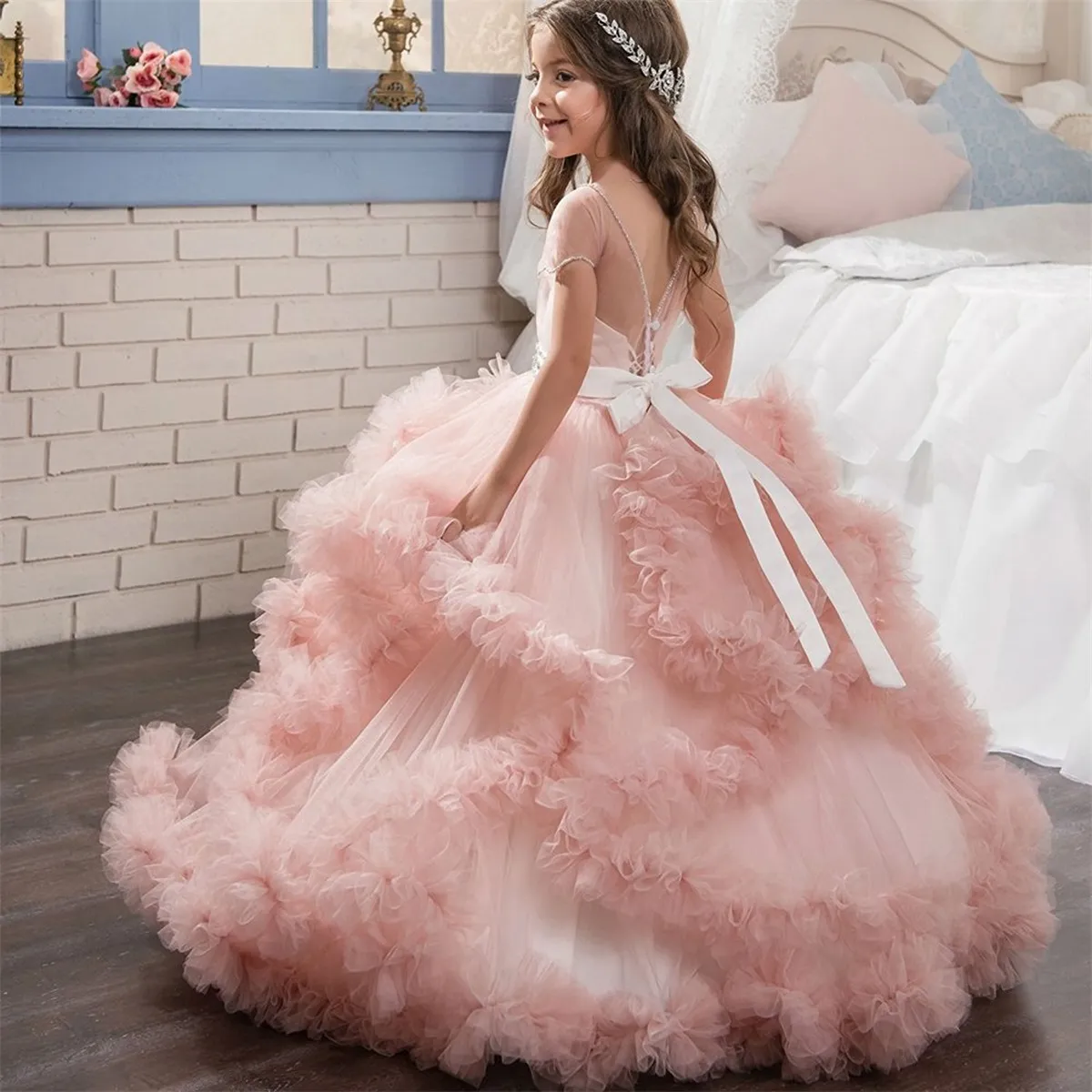 Princess Flower Girls Sukienki 2018 z koralikami Sash Fly Cloud Cloud Warstews Ballgown First Communion Sukienka na Mała dziewczynka Sweep Pociąg