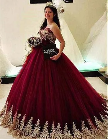 2019 Burgundy Quinceanera Dress Princessアラビア語ドバイゴールドアップリケスウィート16歳の長い女の子プロムパーティーページェントガウンプラスサイズカスタムメイド