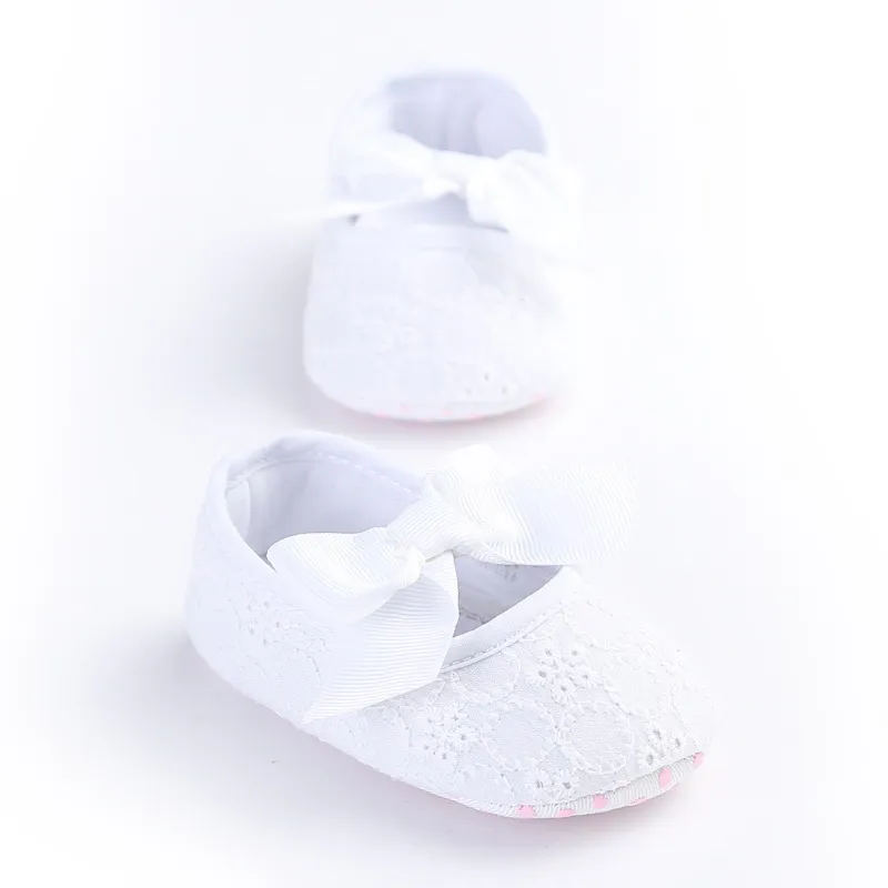 Prix d'usine jolie bébé fille dentelle creuse grand arc antidérapant premier marcheur chaussures princesse fleur élégante enfant en bas âge chaussures 7 couleurs 0-1 ans
