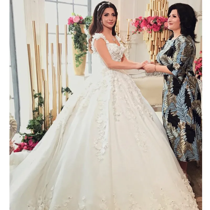 Glamorös Saudiarabisk prinsessa Bröllopsklänning med 3D Blommorapplikationer Beaded Lace Applique Ball Gown Bridal Dress Graceful Dubai Bröllopsklänningar