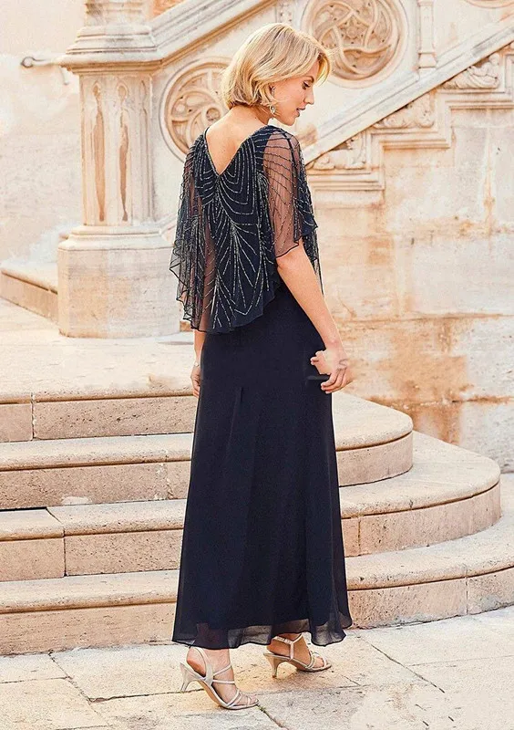 2023 Abiti da sposa la madre in chiffon blu navy con scollo a V perline di cristallo maniche corte lunghezza del tè con mantello avvolgente abito da sposa taglie forti