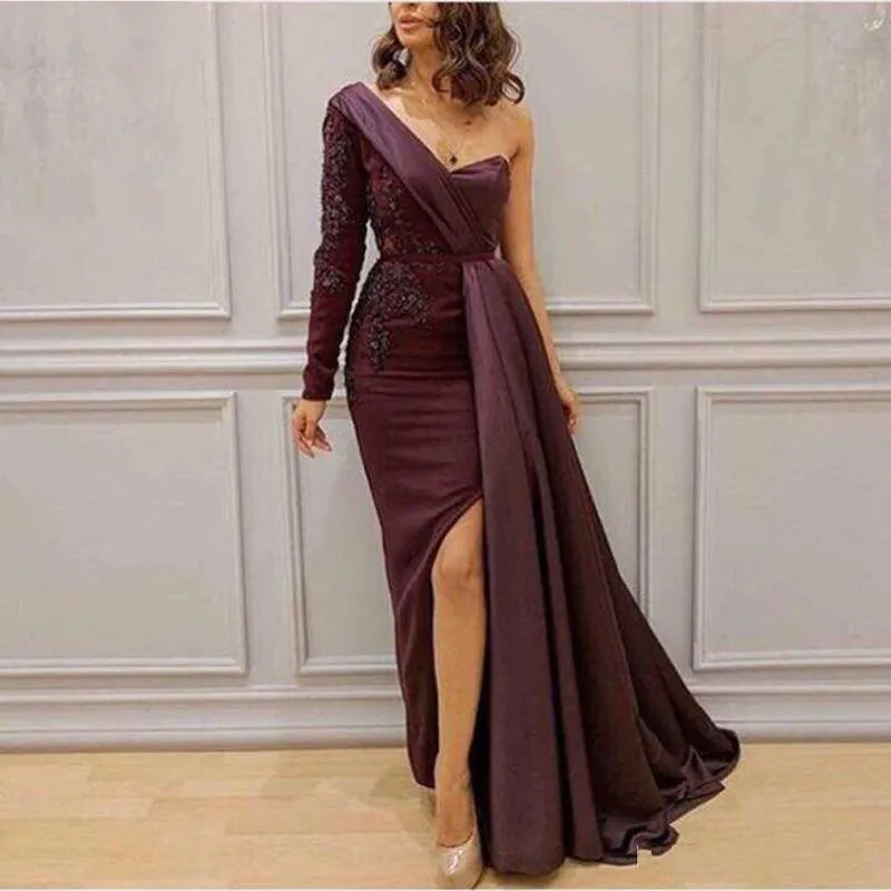 Nya Sexiga Bourgogne Långärmade Kväll Klänningar Straight One Shoulder Lace Beaded Sequined Sexy Slits Robe de Soiree Inspirerad av Saudiarabien