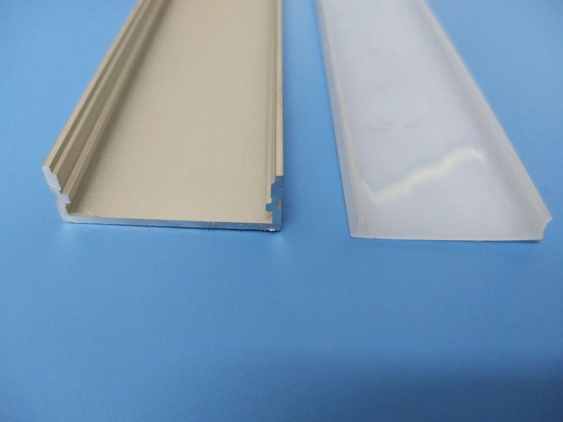 Canal profilé d'extrusion d'aluminium monté en surface, 2.5 m/pièce, 30x10mm, offre spéciale pour bandes lumineuses LED