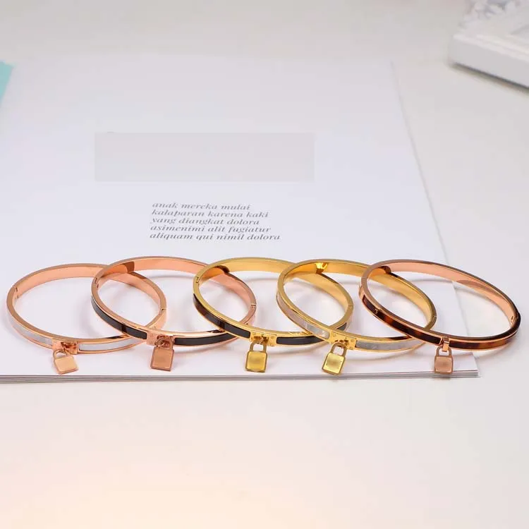 Brazaletes de acero de titanio 316L para mujer, oro rosa, Color plateado, superficie blanca y negra, pulsera con letras, pulsera de boda para pareja de moda B8201469