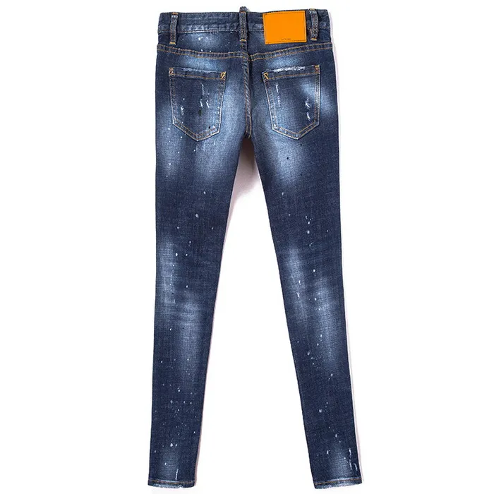 Jonge vrouw gele lederen patch detail 5-pocket jeans lage taille trim fit denim broek coole meisjes