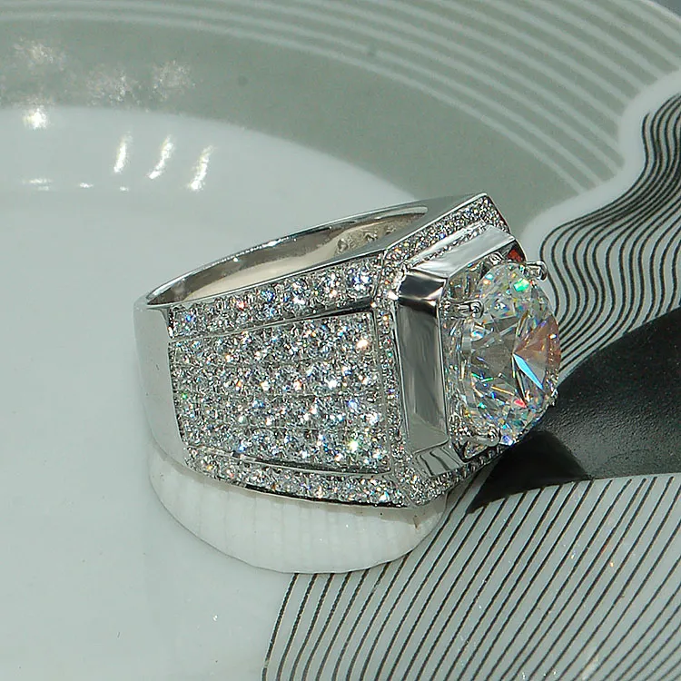 Oszałamiająca ręcznie robiona biżuteria modowa 925 Sterling Srebrna popularna okrągła cut White Topaz CZ Diamond Pełne szlachetne szlachetki Mężczyzn ślubny Rin2285