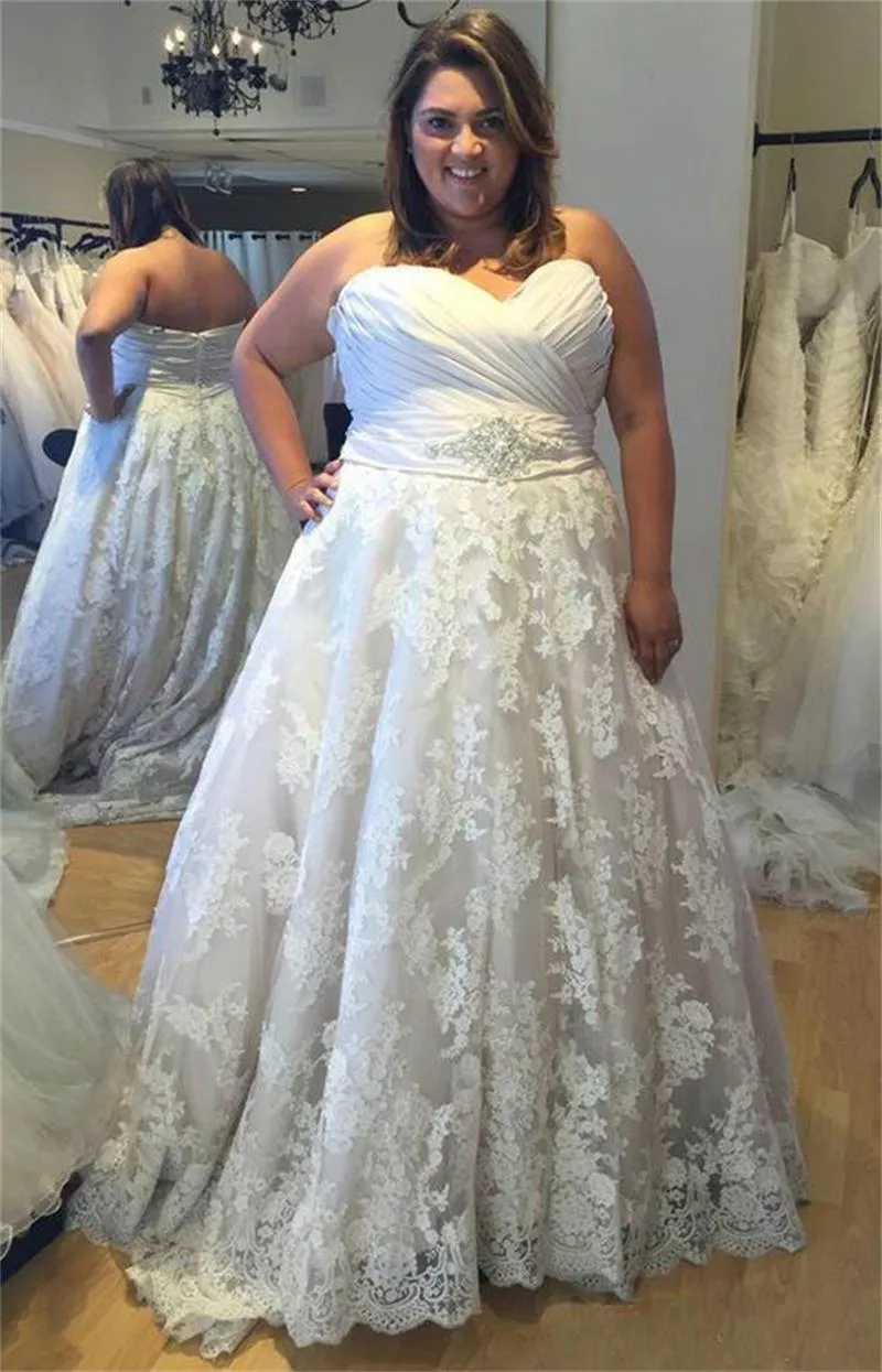 Modest Plus Size Oleg Cassini Aline Bröllopsklänningar med Crystal Band Sweetheart Neck Golvlängd Billiga Enkla Lace Applique Brudklänningar