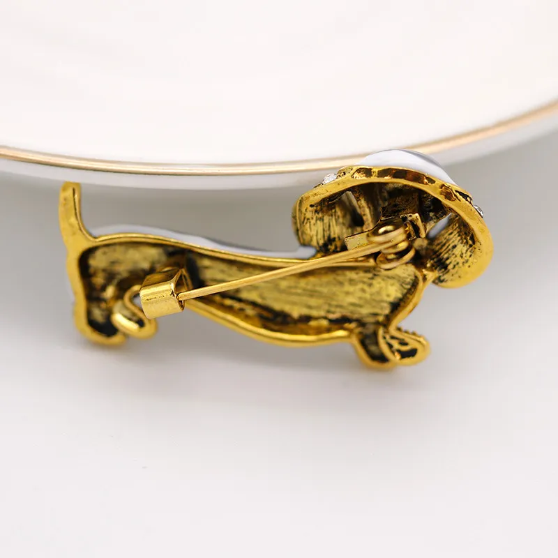 Allyes Cute Dachshund Brosches Dog för kvinnor och män Fashion Suit Lapel Pins Metal Crystal Emamel Pin Animal Brooch Jewelry7719155