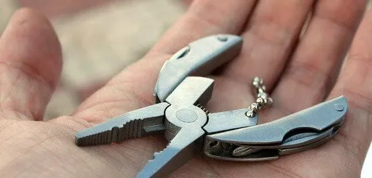 Högkvalitativ Portable Multi Function Folding Pocket Tools Plier Knife Keychain Skruvmejsel Multi-Purpose Combination Tang