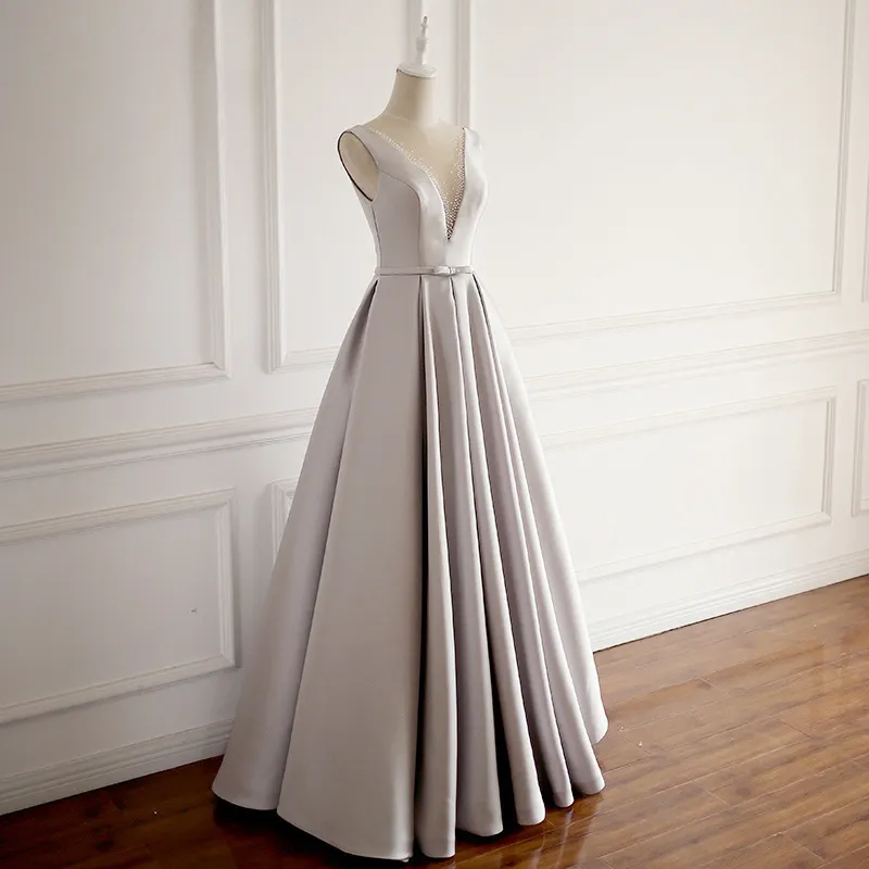Silbergraues Abendkleid, lange Ballkleider, elegantes, durchsichtiges Satin-Abendkleid mit U-Ausschnitt und Perlenfalten. Lange Satin-Abschlussballkleider nach Maß in Übergröße