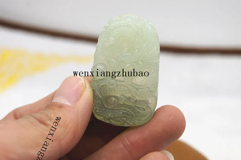 Escultura artesanal de natural xishan jade dragão jogar bola oval, pingente talismã colar.