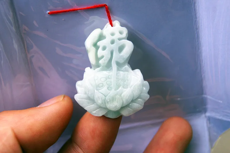Schönes blaues Feld Jade Hand-geschnitzter Lotos steht Buddha-Wort Buddha im Herzen. Talisman Halskette Anhänger.