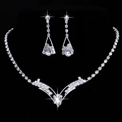 Smycken Sets Bröllop Halsband Armband Örhängen (18 stilar) Nya kristallmodiga Kvinnor Mousserande Vformad Rhinestone Charm Bridal