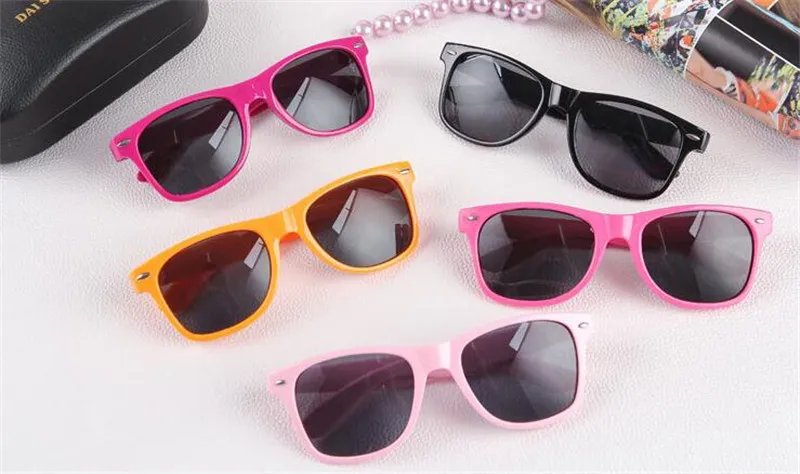 Kvinnor och mens mest billiga moderna strandsolglasplastklassiska solglasögon