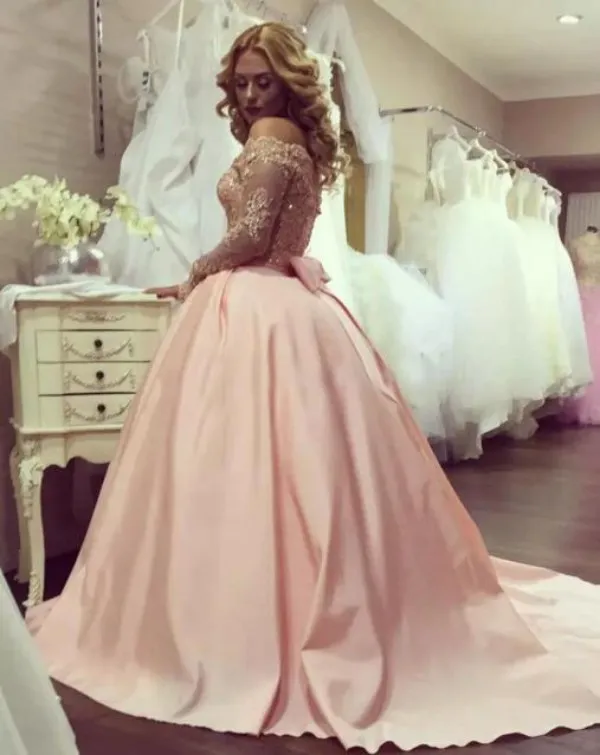 Arabiska Plus Storlek Boll Gown Prom Klänningar Bateau Neck Långärmade Kristallapplikationer Satin Blush Pink Sparkly Evening Gowns Formella Klänningar