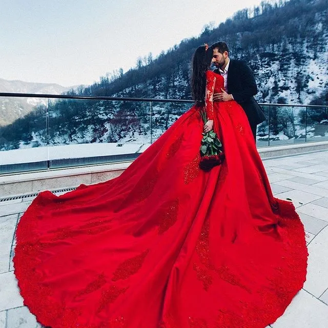 Glamour Moyen-Orient Robes De Mariée Encolure Dégagée Perles Paillettes Dentelle Appliques Saoudite Robe De Mariée Rouge À Manches Longues Robe De Bal Robe De Mariée
