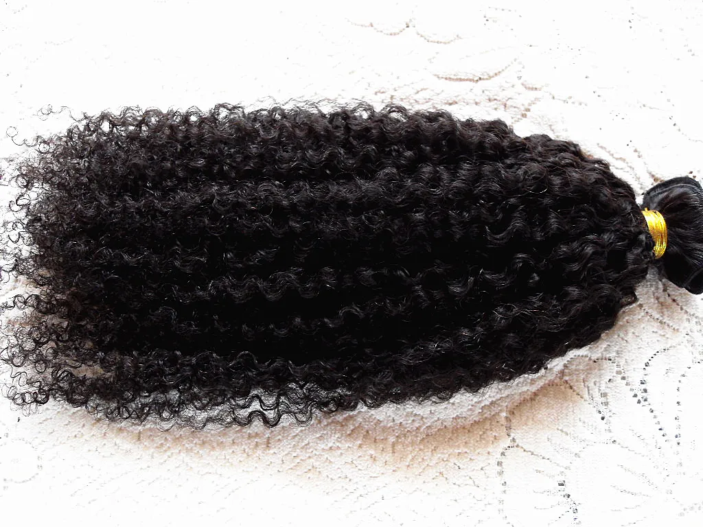 Estensioni dei capelli umani di trama dei capelli ricci crespi di estensioni dei capelli umani di Remy della vergine brasiliana. Colore nero naturale non trattato