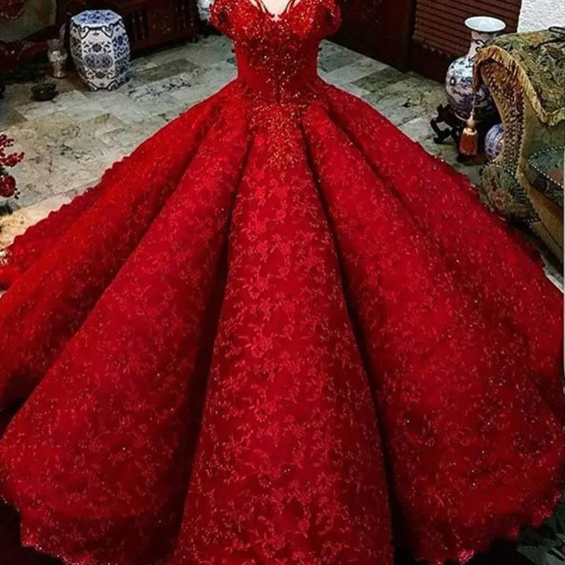 Ball atemberaubendes Spitzenkleid rote Hochzeitskleider funkelnde Perlen Applikationen von Schulter geschwollener Zug Dubai Prinzessin Brautkleider s s