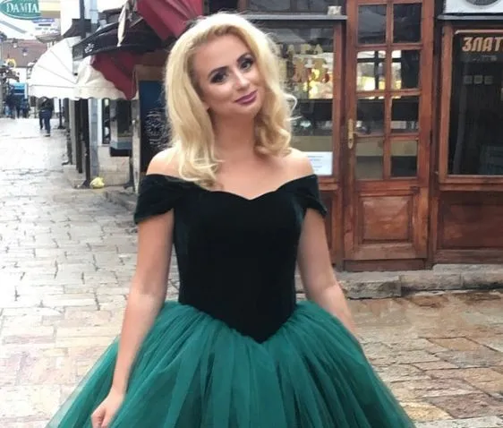 Vintage groene gotische fluwelen baljurk bruidsjurken off the shoulder Basque taille elegante niet-witte kleurrijke bruidsjurken op maat gemaakt