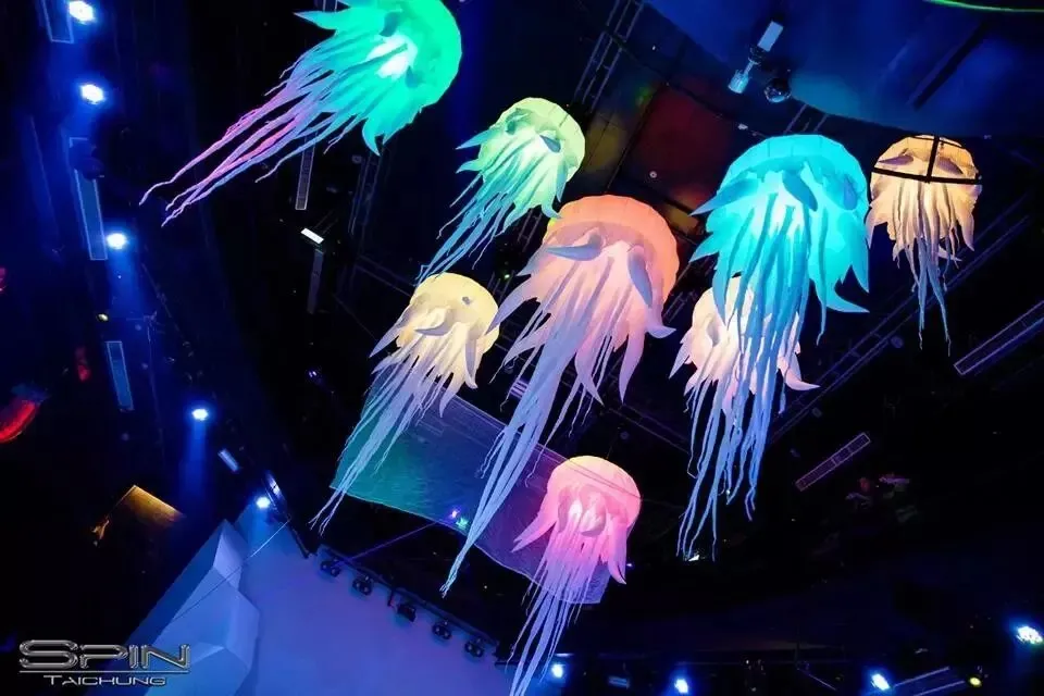 Großhandel Deckenhängende Partydekoration, schöne Beleuchtung Aufblasbare Quallen für Nachtclub-P-Arty werden mit Luftgebläse geliefert