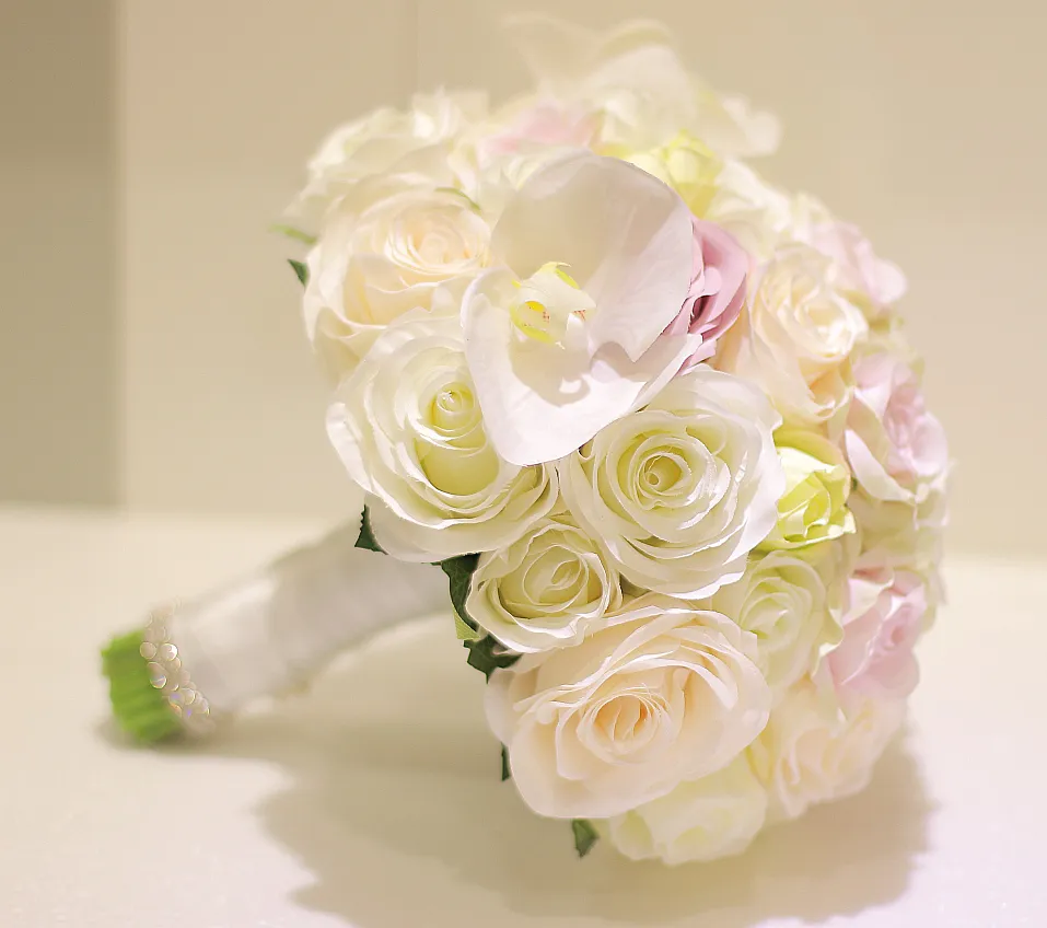 Personnaliser la mariée tenant le bouquet de couleur de collocation blanc jaune orange rose rose papillon blanc orchidée 5332693