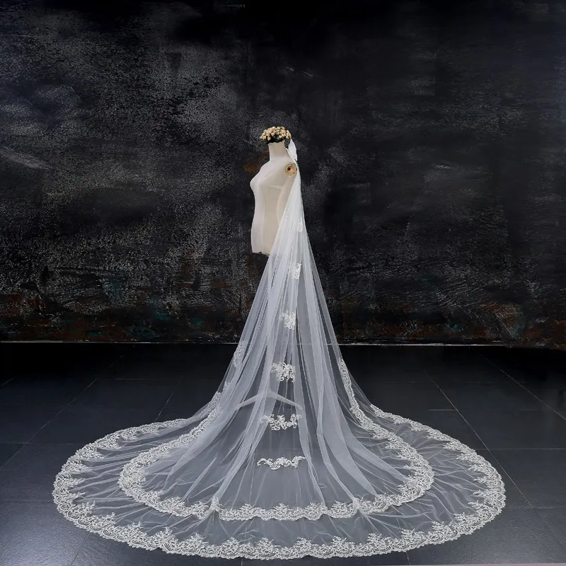 Elegant Lace Applique Wedding Veil, Two Layer Bridal Veil  display picture 3