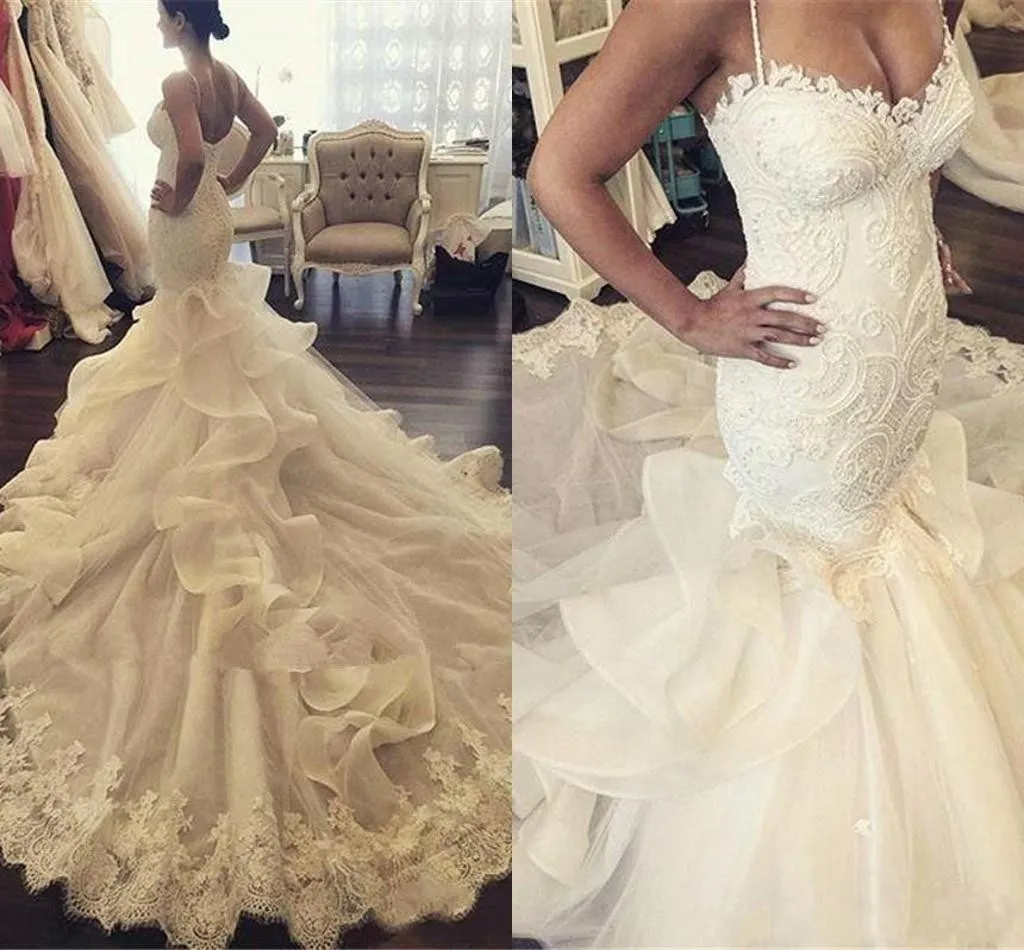 2018 Nuovi abiti da sposa a sirena sexy Cinghie senza spalline Applicazioni in pizzo Increspature Cappella treno Bottone posteriore Plus Size Abito da sposa economico formale