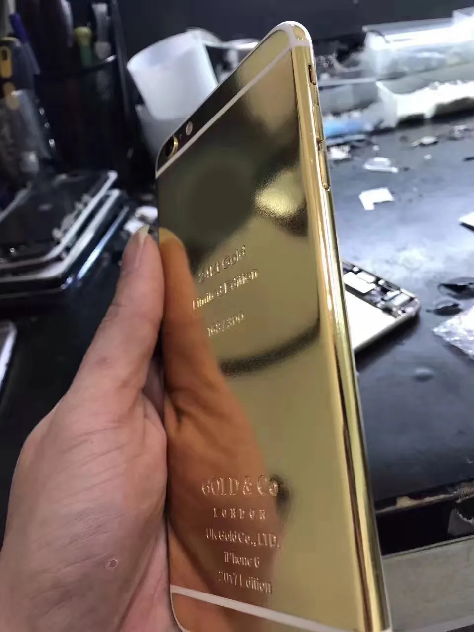 iPhone6 ゴールド LUX IPHONE 6 IN BLACK FINISHED IN 24K YELLOW GOLD 128GB