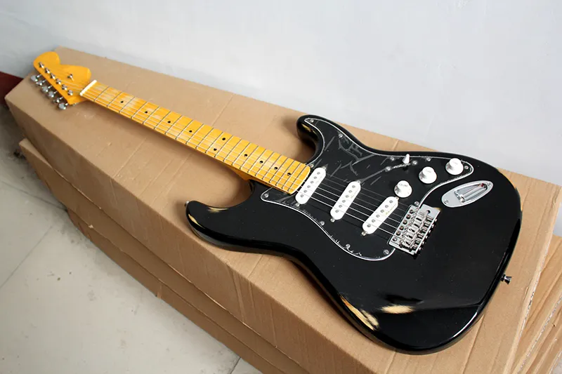 Fabrycznie niestandardowy czarny korpus gitary elektrycznej z chromowanym osprzętem, klonową podstrunnicą można dostosować.