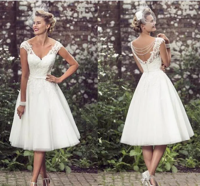 2017 Eleganckie Suknie Ślubne Herbaty V Neck Cap Rękawy Aplikacje Koronki Tulle Ball Bridal Suknia Krótkie Suknie Ślubne