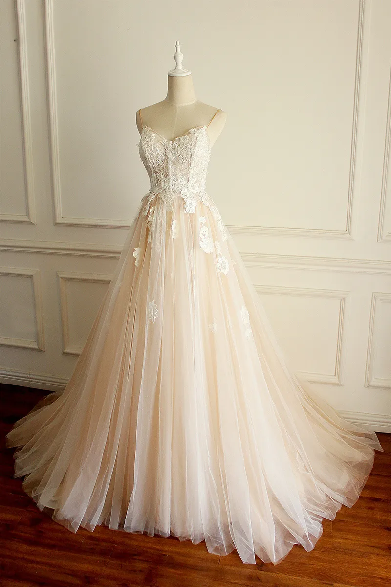 Fairy Champagne Bröllopsklänningar Boll Gown Sweep Train Pleats Tulle Elfenben Floral Applique Med Sequins Pärlor Lace-Up Back Wedding Dress