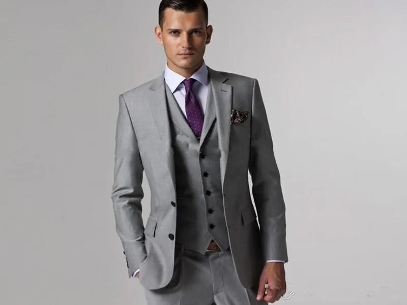 2021 Uomo formale personalizzato Light Grigio Lato Vent Vent Groom Tuxedos Groomsmen Best Man Wedding Suits Bridegroom Business Wear Giacca + Pants + Vest + Tie