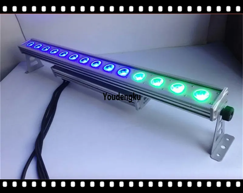 4 Stück Flightcase 14X30W wasserdichte LED-Streifenleistenleuchte LED-Wandwaschanlage für den Außenbereich, LED-Wallwasher-Cob-RGB