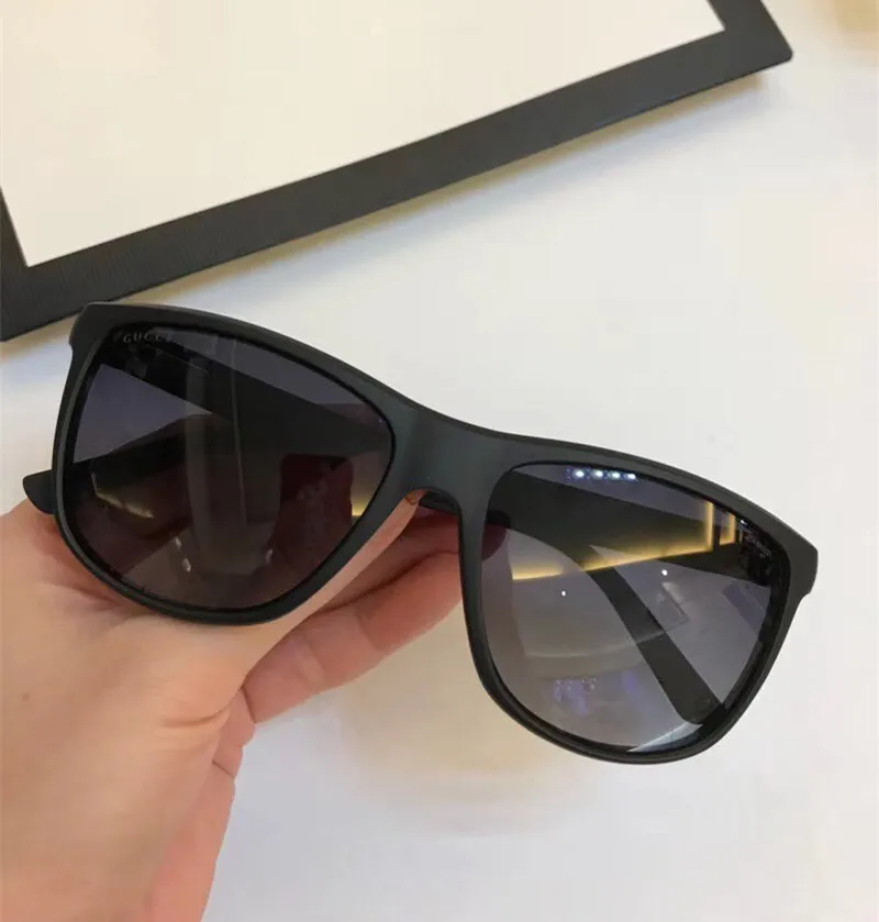 Luxury 1047 Sunglasses For Men Design Fashion Sunglasses Square Frame Sunglasses Coating Mirror Lens Carbon Fiber Summer Style With Case