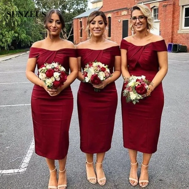 Eleganta mantel Korta Brudtärna Klänningar 2018 Sexig Mörk Röd Te Längd Bröllop Gästklänningar Scalloped Pleats Off Shoulder Maid of Honor Dres