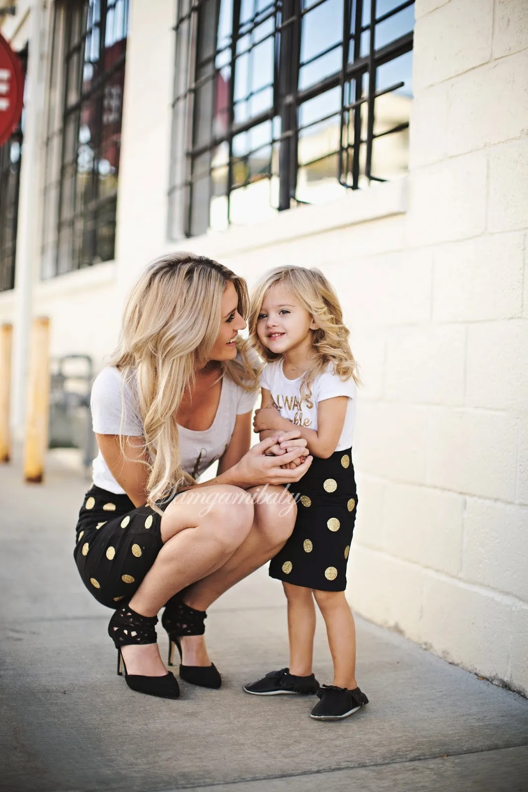 INS Mãe quente e Filha Saias de Algodão Dourado Carta Impresso T-shirt + Preto Rodada Dot Saia Ternos Família Combinando Roupas