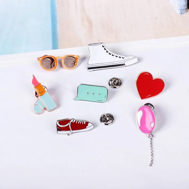 Cartoon Gym Schoenen Ballon Lippenstift Hart Sunglass Leuke Metalen Broche Pins Button Pins badges Gift Groothandel