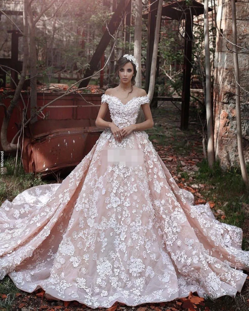 Vestido de noiva hot sale com detalhes florais