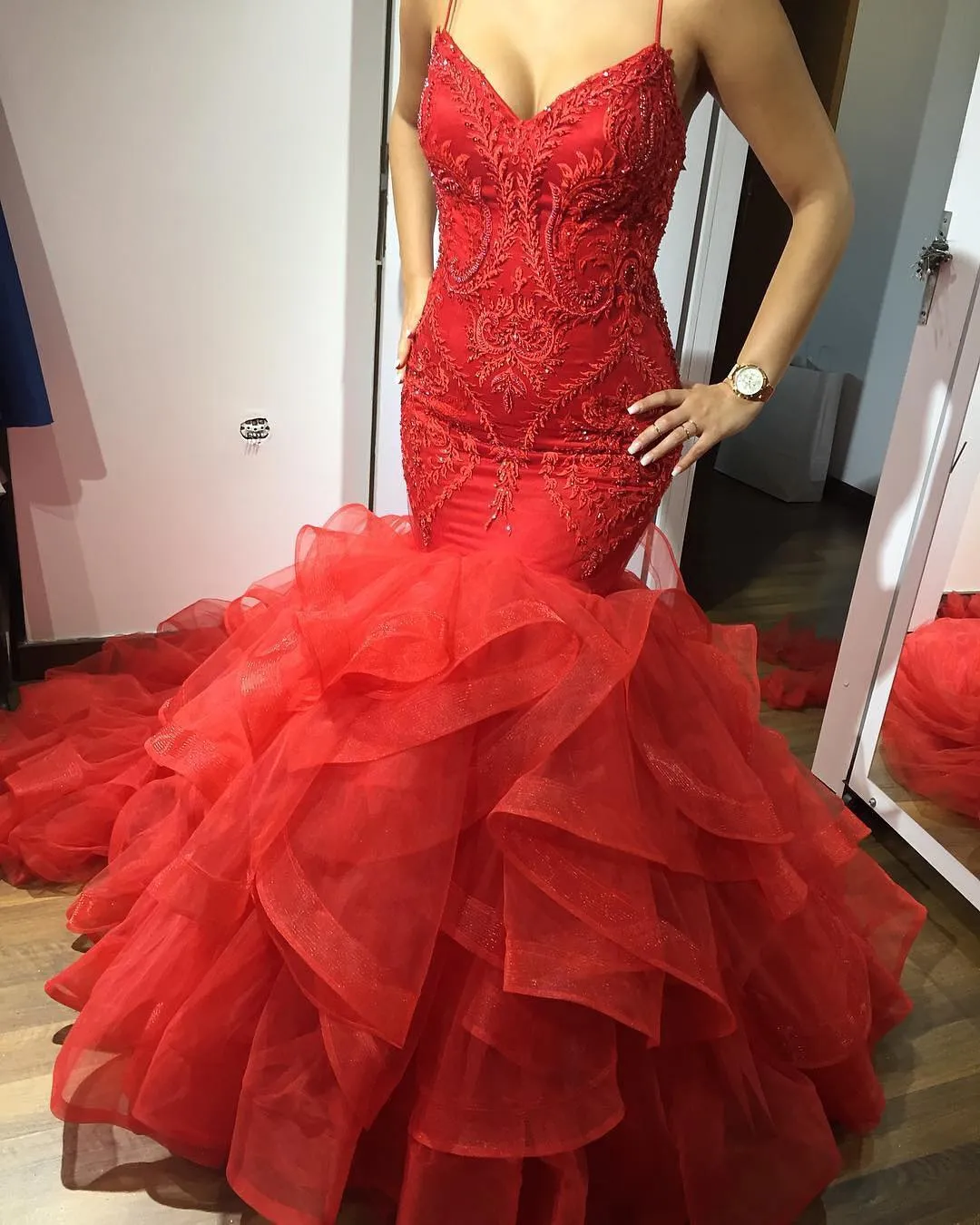 南アフリカの赤いウエディングのドレススパゲッティVネックビーズアップリケふわふわのティアードマーメイドウエディングドレス華やかなセクシーなパーティーガウンイブニングドレス