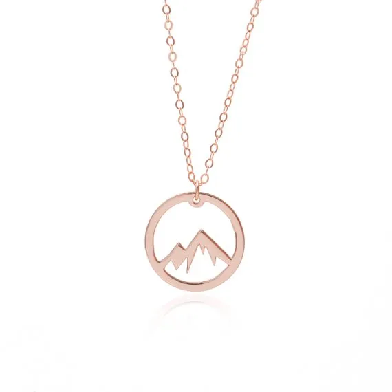 Nature simple Collier de montagne enneigée Circle Round Mountain Top Range Collier Landscape Lover Camping Colliers extérieurs pour les femmes