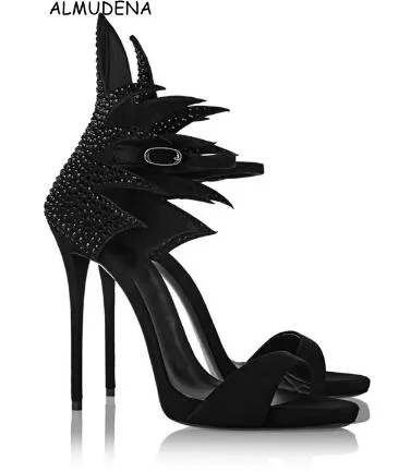 2018 Couleur de peau noire Solid Nubuck Thin High Sandal Crystal Wing Design Chaussures de banquet élégance concise