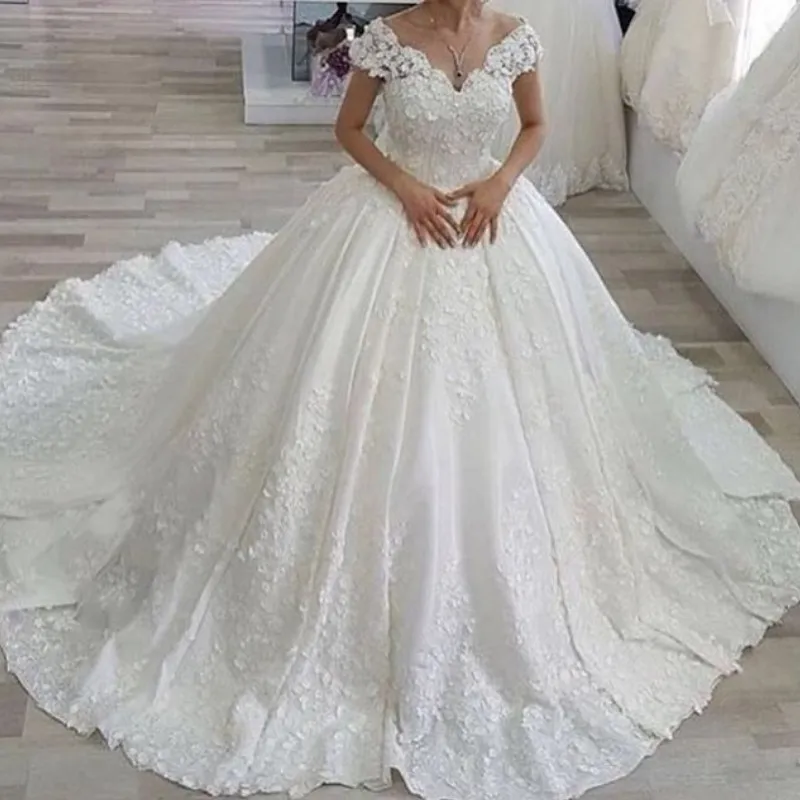 3D-Petali di sfera dell'abito da sposa abito di pizzo Appliques A spalle senza maniche sexy abiti da sposa abiti da sposa romantica Dubai Saudita principessa