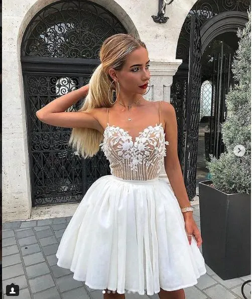 Abiti da cocktail corti in chiffon bianco Ballo scolastico con applicazioni in pizzo Mini abiti sexy Sweet 16 Vestidos de fiesta Abiti da ritorno a casa