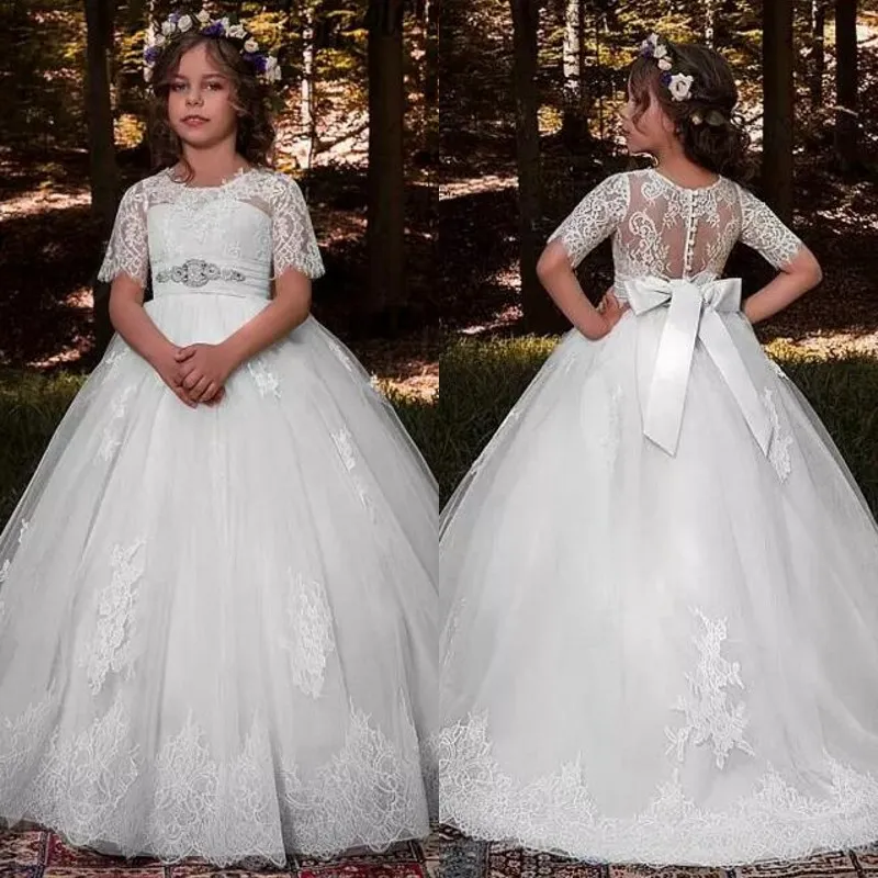 Prinses First Communion Jurken Sheer Jewel Hals Korte Mouwen Kant Applicaties Puffy Tulle Flower Girl Growns met kristallen en boog