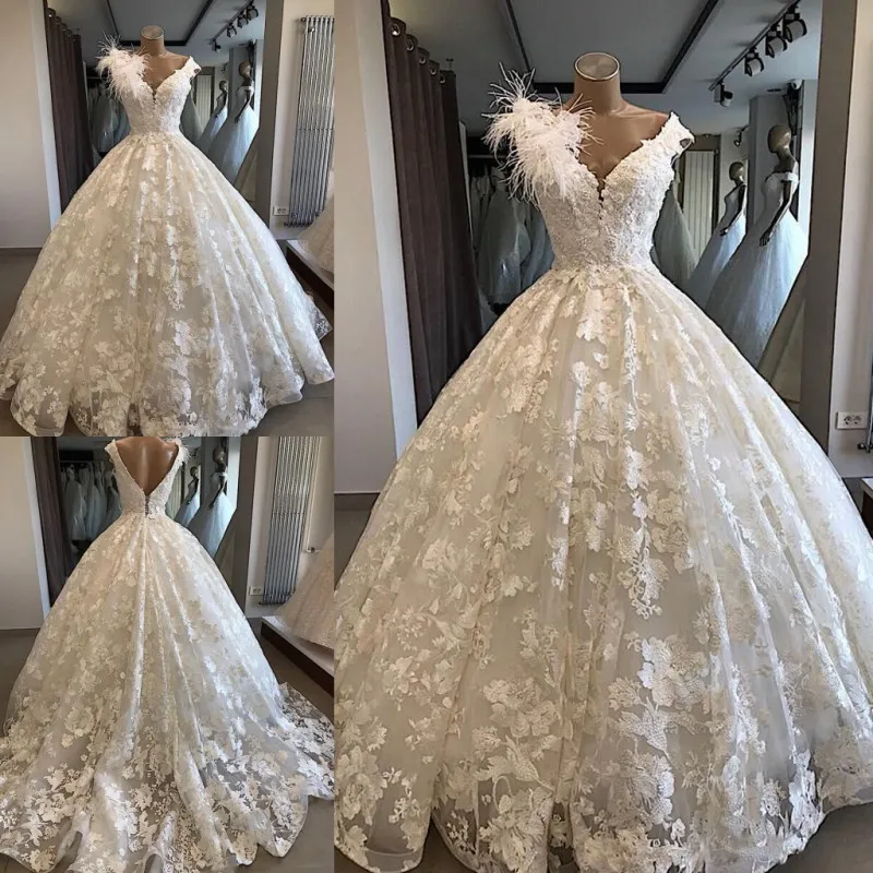 Abiti da sposa in pizzo con una linea di fiori Piuma bianca sulla spalla Abiti da sposa con maniche ad aletta Abiti da sposa con scollo a barchetta per le donne