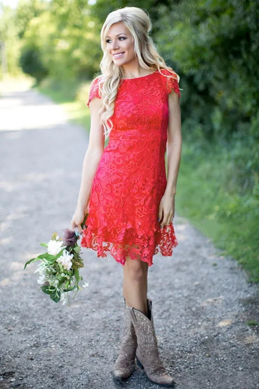 2018 Billiga brudtärna klänningar Country Jewel Neck Red Knee Längd Kortärmad Full Lace En Linje Plus Storlek Baklösa Formell Maid of Honor Gowns