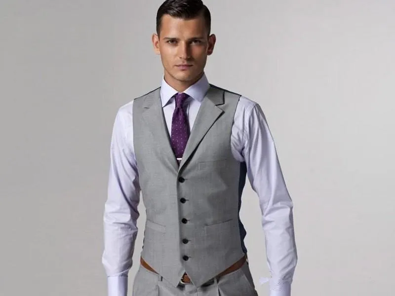 2021 Uomo formale personalizzato Light Grigio Lato Vent Vent Groom Tuxedos Groomsmen Best Man Wedding Suits Bridegroom Business Wear Giacca + Pants + Vest + Tie