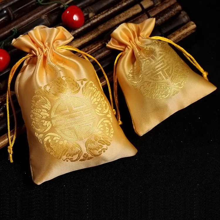 50 stcs traditionele Chinese satijnen trekkoordzakken geven de voorkeur aan houders xi zakjes voor bruiloftsfeestjes Candy Tassen Geschenkpakket Bag rood of goud