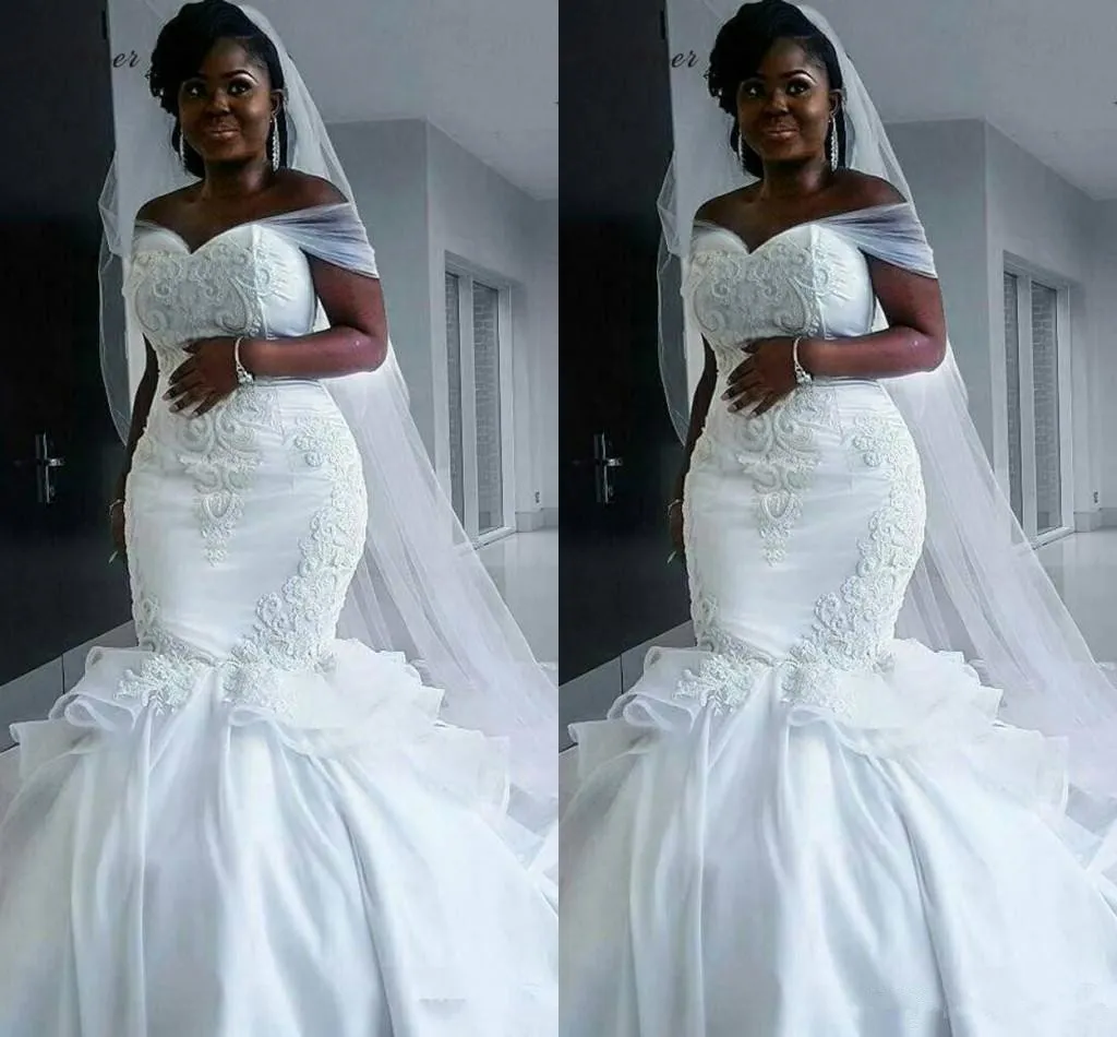 2020 nuovi abiti da sposa a sirena economici sudafricani taglie forti con spalle scoperte in pizzo appliques in rilievo arabo sweep treno formale da sposa307D